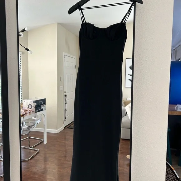 Elegant Black Evening Dress - Picture 7 of 8